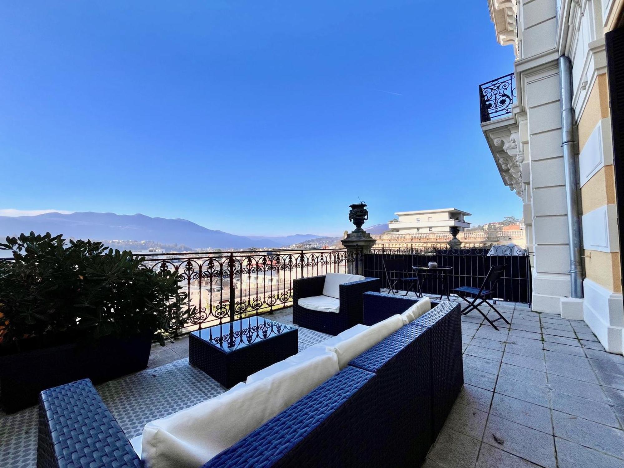 Bourgeois Avec Terrasse Et Vue
